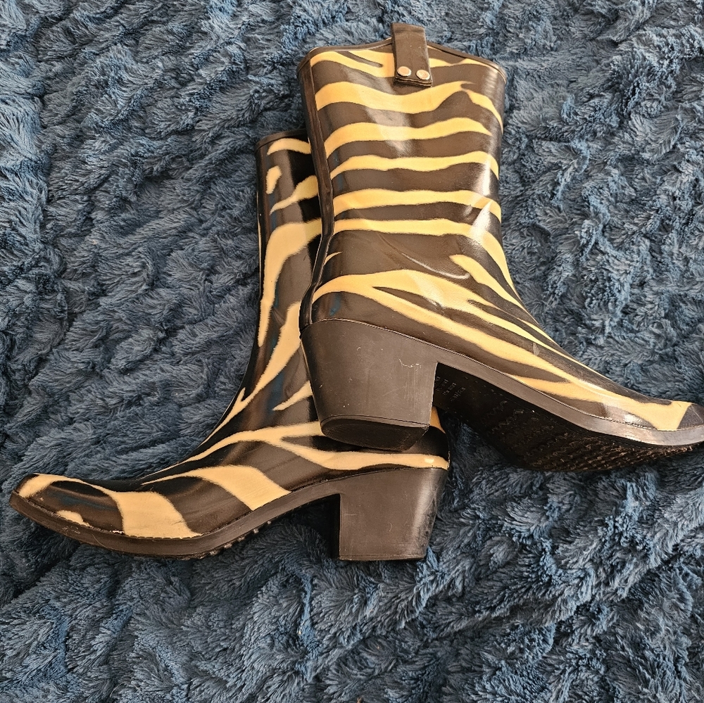Boots - Picture 2 of 6